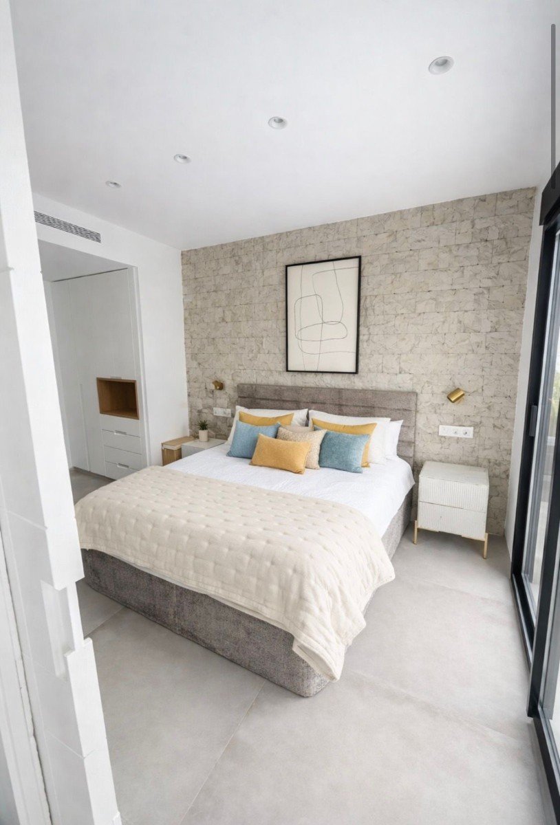   This West Facing, Three Bedroom, Semi Detached Villa in Santiago de la Ribera, is located just 750 metres from the beautiful 4km stretch of beach...