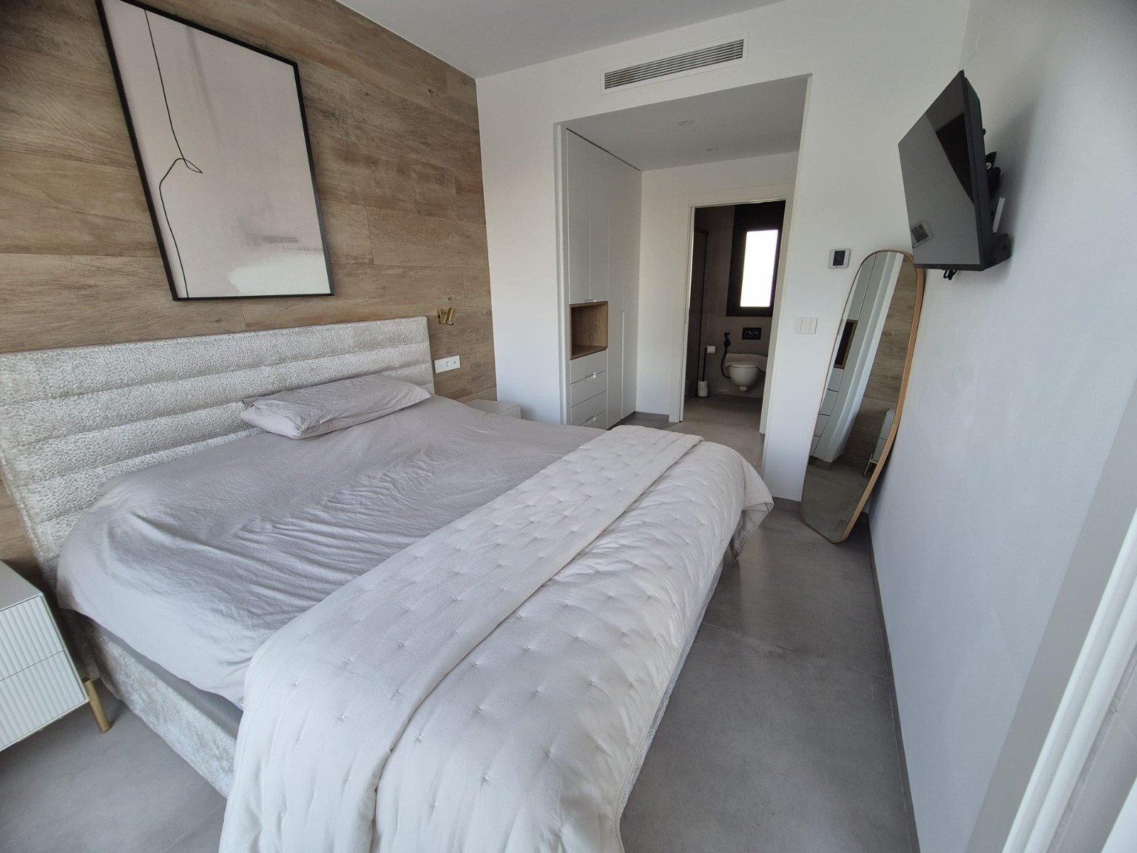   This West Facing, Three Bedroom, Semi Detached Villa in Santiago de la Ribera, is located just 750 metres from the beautiful 4km stretch of beach...