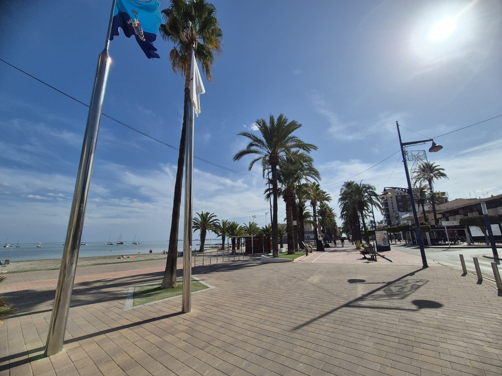   This West Facing, Three Bedroom, Semi Detached Villa in Santiago de la Ribera, is located just 750 metres from the beautiful 4km stretch of beach...