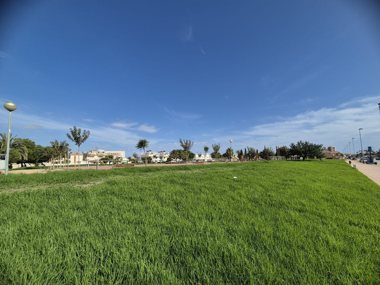   This West Facing, Three Bedroom, Semi Detached Villa in Santiago de la Ribera, is located just 750 metres from the beautiful 4km stretch of beach...