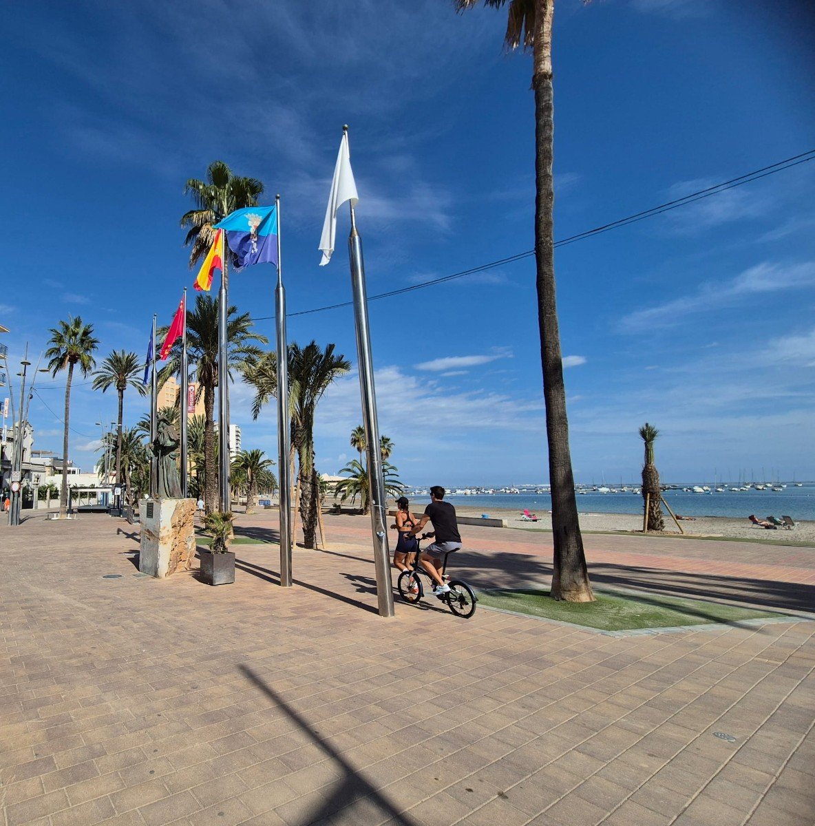   This West Facing, Three Bedroom, Semi Detached Villa in Santiago de la Ribera, is located just 750 metres from the beautiful 4km stretch of beach...