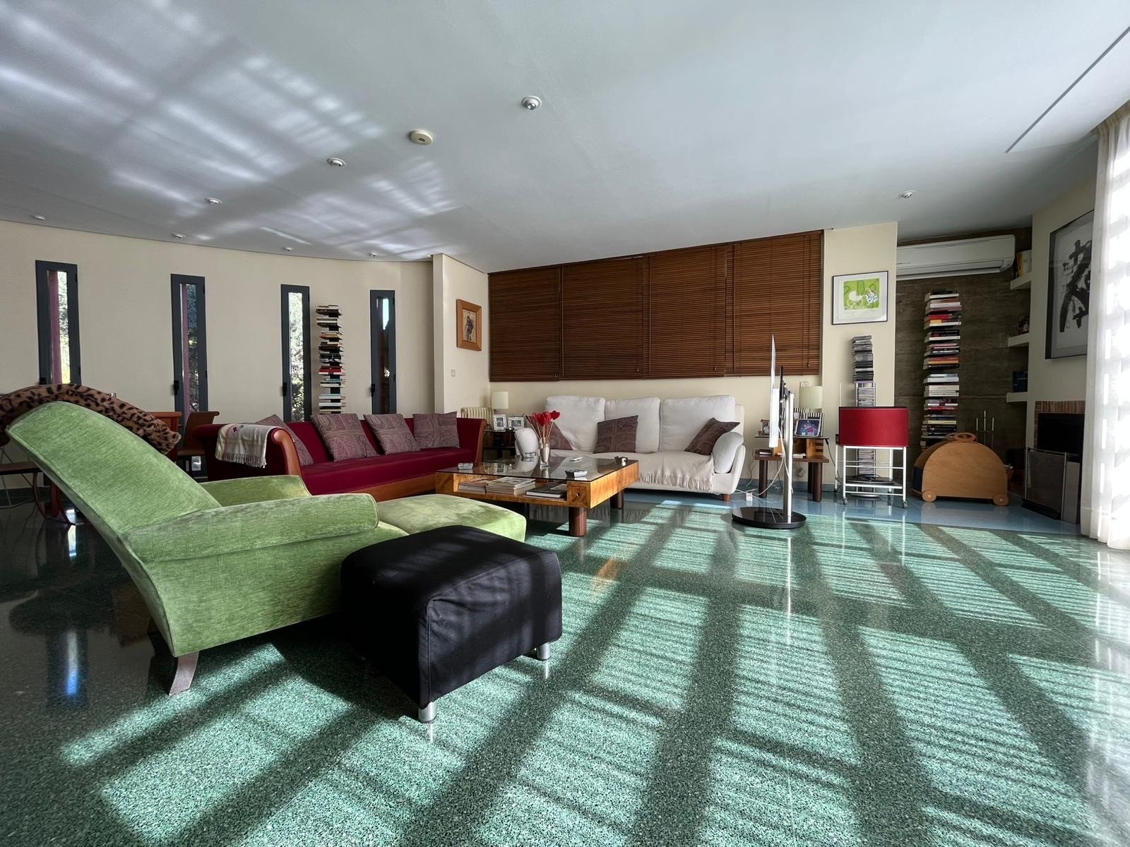   This Four Bedroom South Facing Detached Villa in Dehesa de Campoamor, is located just a five minute drive from supermarkets and only a two minute...