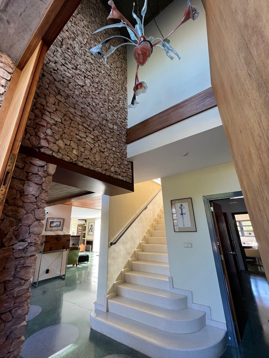   This Four Bedroom South Facing Detached Villa in Dehesa de Campoamor, is located just a five minute drive from supermarkets and only a two minute...