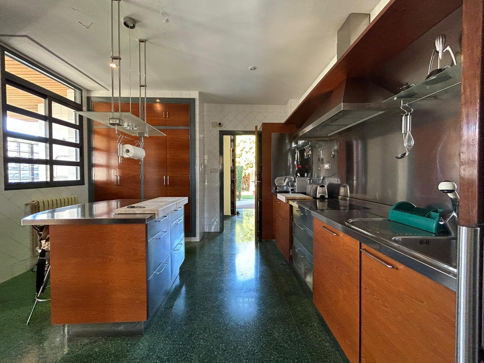   This Four Bedroom South Facing Detached Villa in Dehesa de Campoamor, is located just a five minute drive from supermarkets and only a two minute...