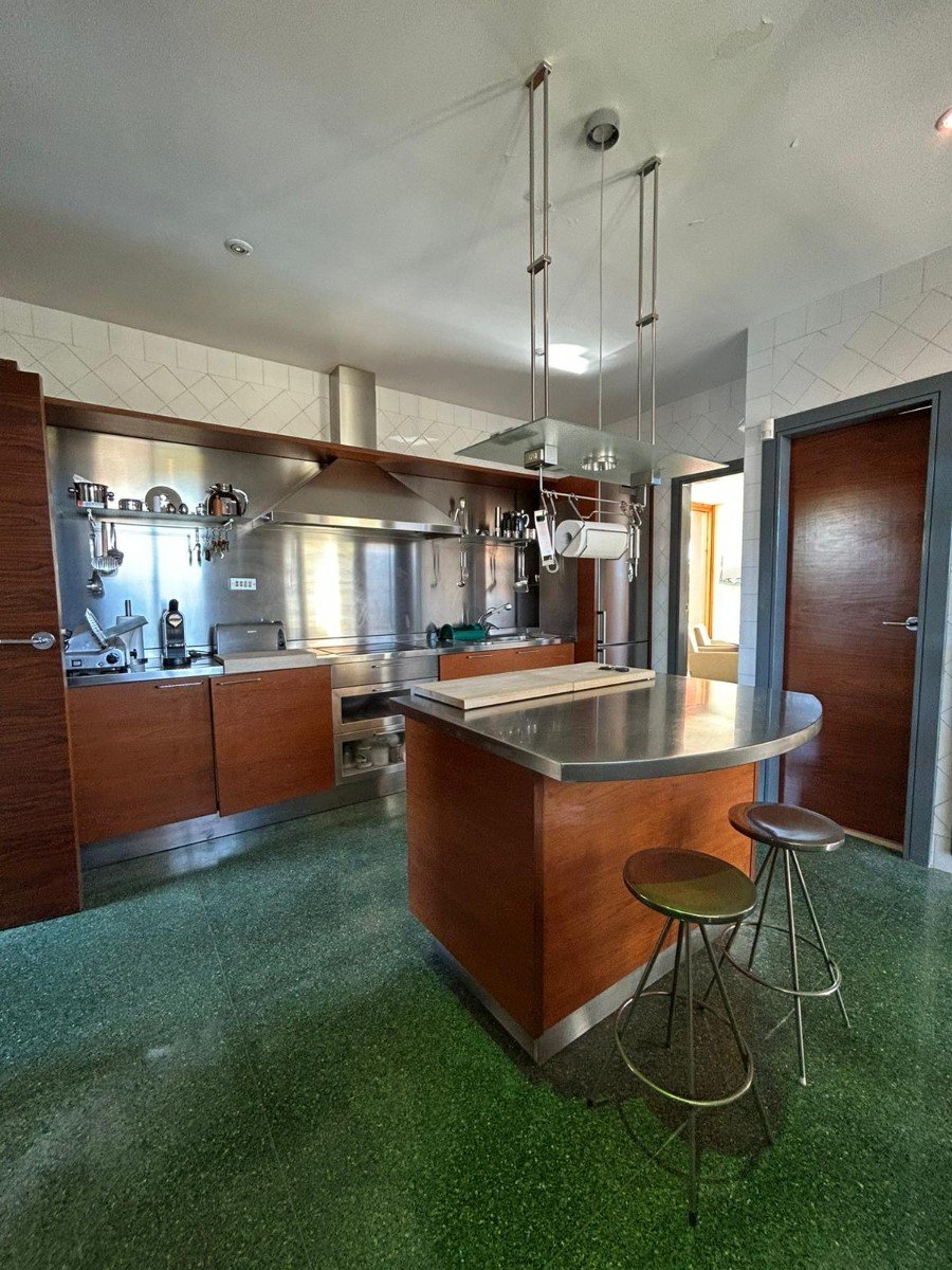   This Four Bedroom South Facing Detached Villa in Dehesa de Campoamor, is located just a five minute drive from supermarkets and only a two minute...