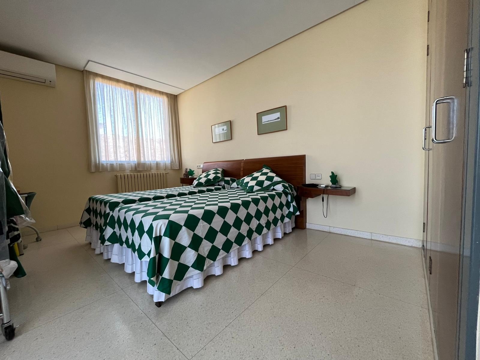   This Four Bedroom South Facing Detached Villa in Dehesa de Campoamor, is located just a five minute drive from supermarkets and only a two minute...
