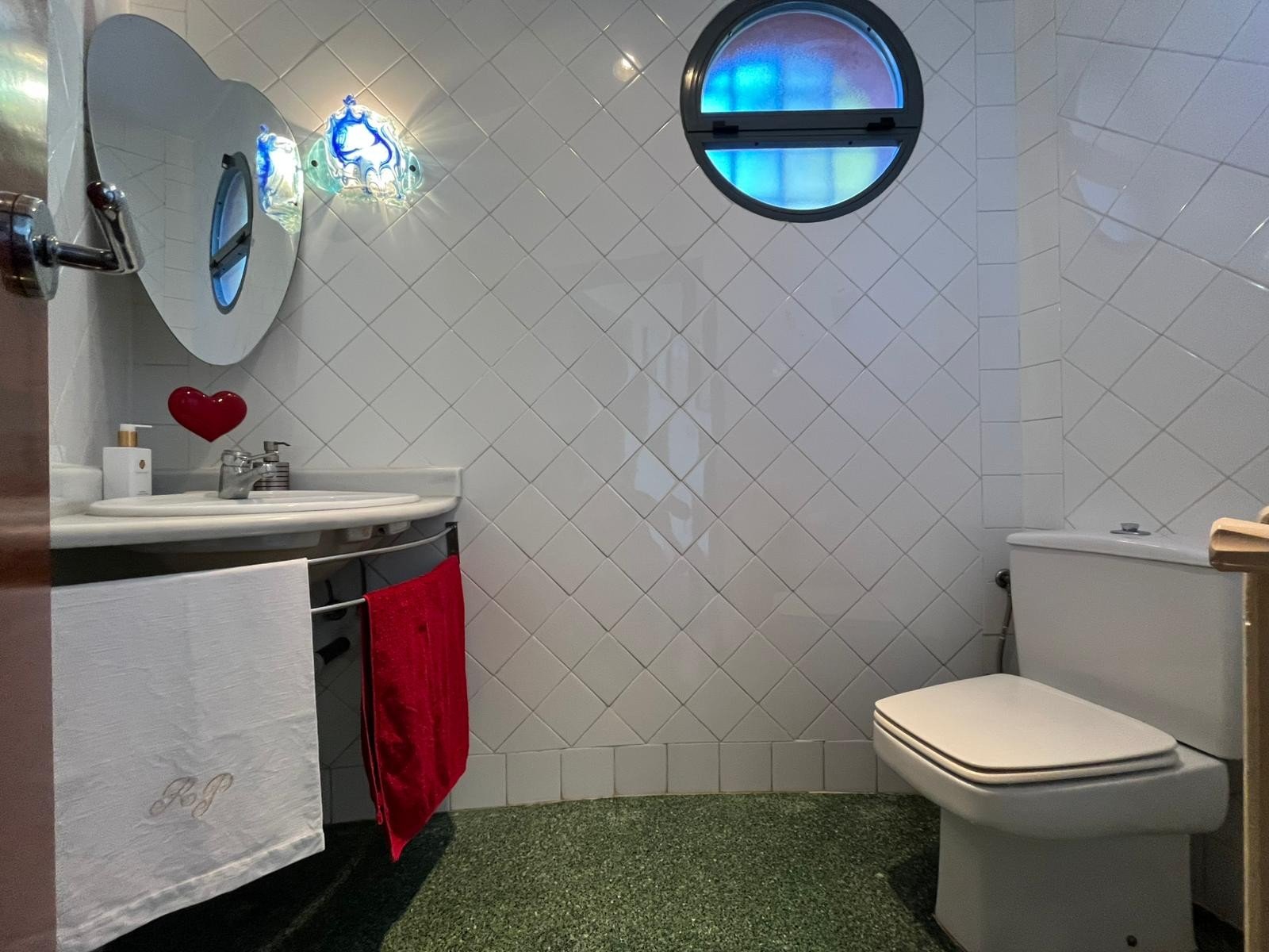   This Four Bedroom South Facing Detached Villa in Dehesa de Campoamor, is located just a five minute drive from supermarkets and only a two minute...