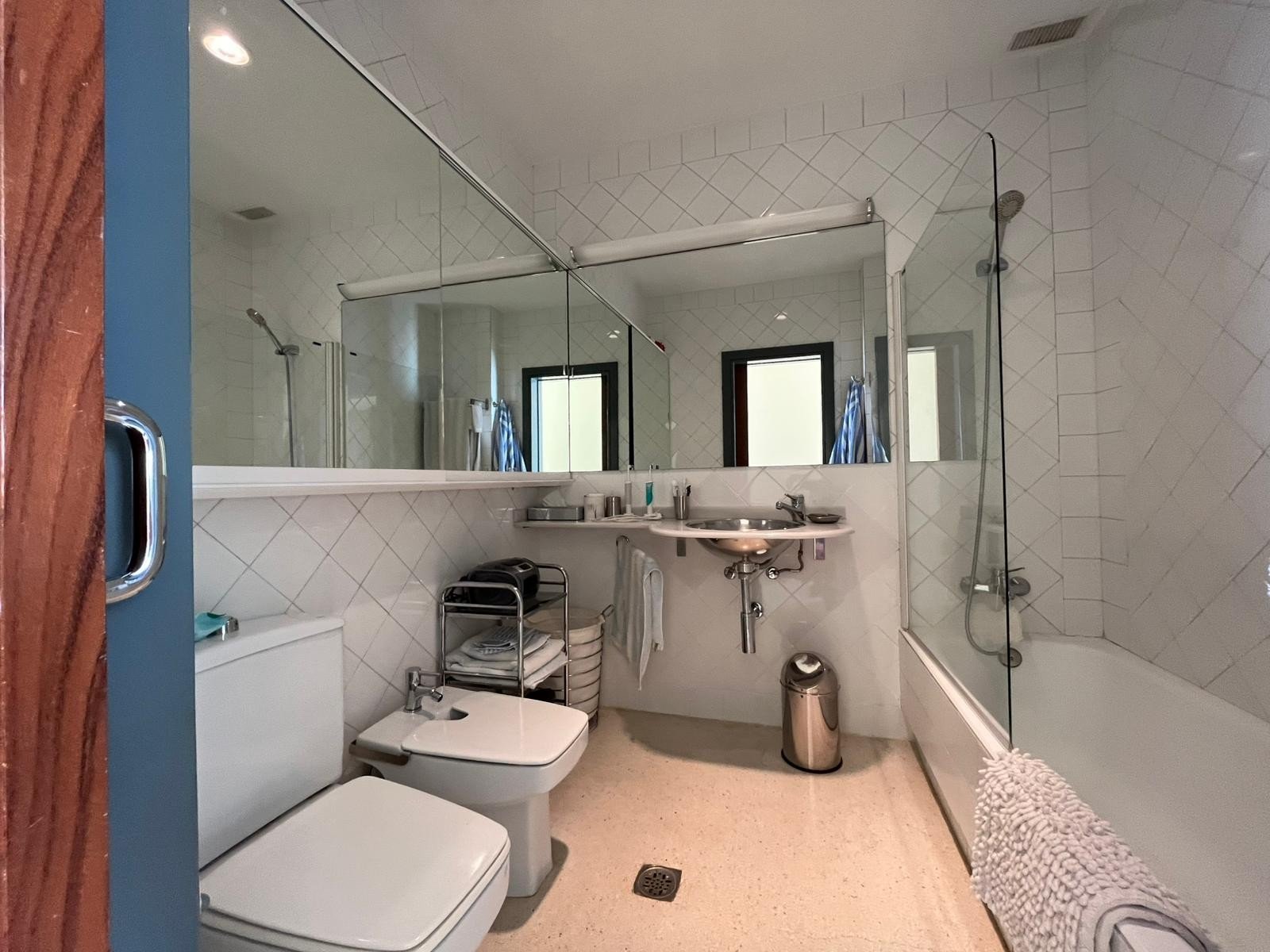   This Four Bedroom South Facing Detached Villa in Dehesa de Campoamor, is located just a five minute drive from supermarkets and only a two minute...