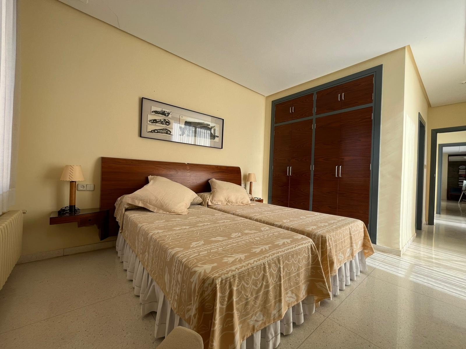   This Four Bedroom South Facing Detached Villa in Dehesa de Campoamor, is located just a five minute drive from supermarkets and only a two minute...