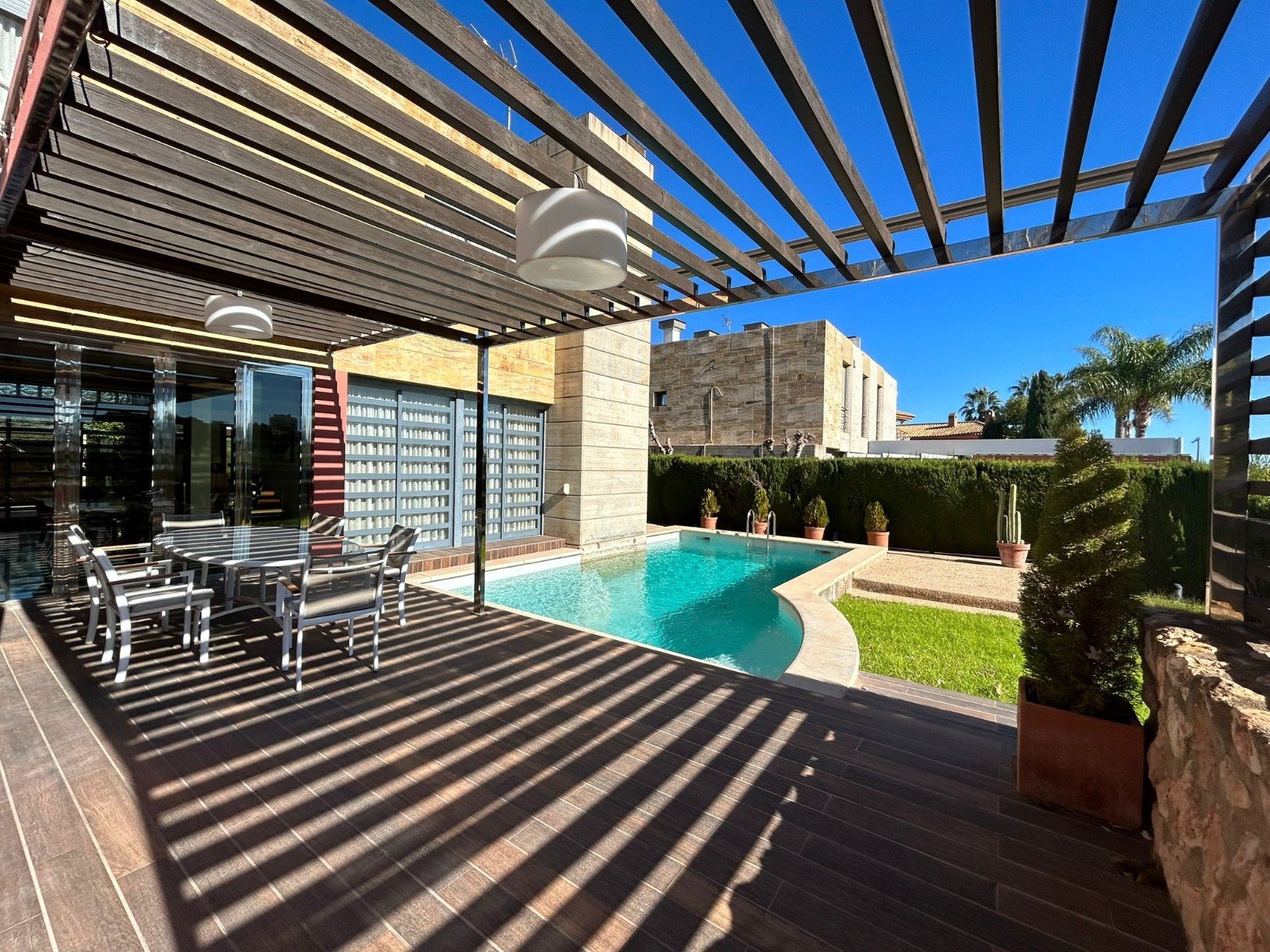   This Four Bedroom South Facing Detached Villa in Dehesa de Campoamor, is located just a five minute drive from supermarkets and only a two minute...