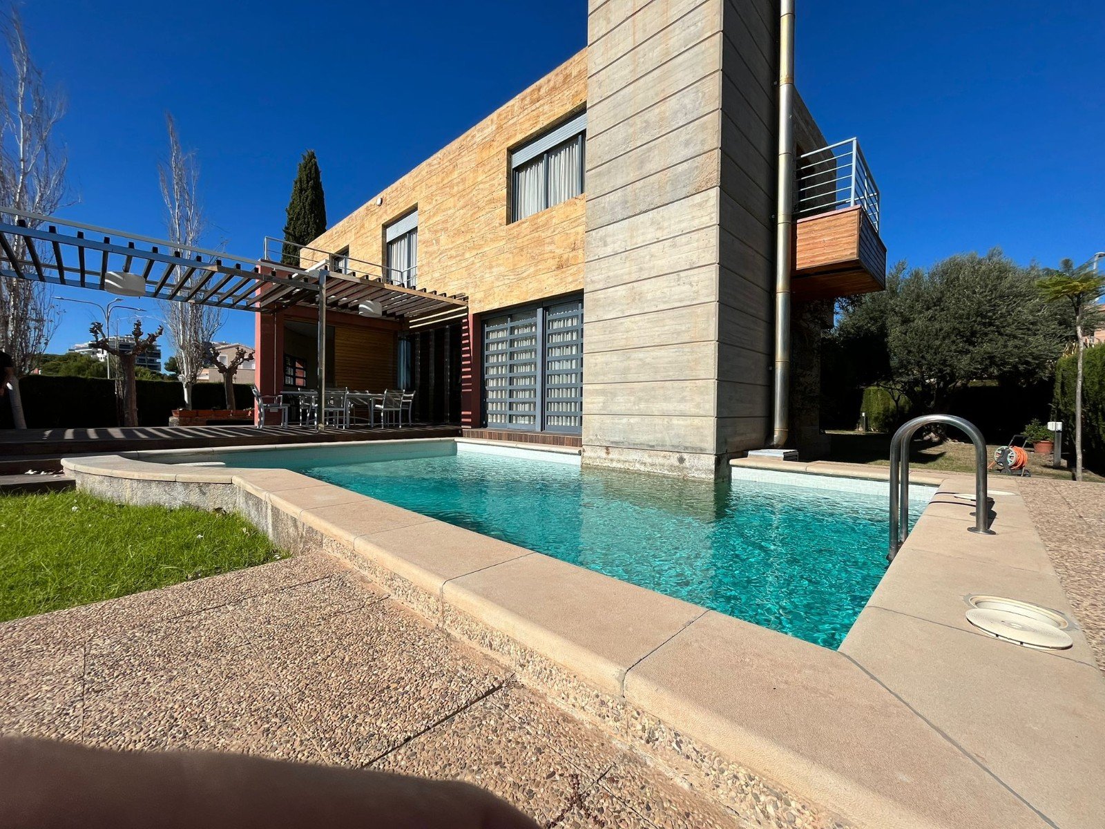   This Four Bedroom South Facing Detached Villa in Dehesa de Campoamor, is located just a five minute drive from supermarkets and only a two minute...