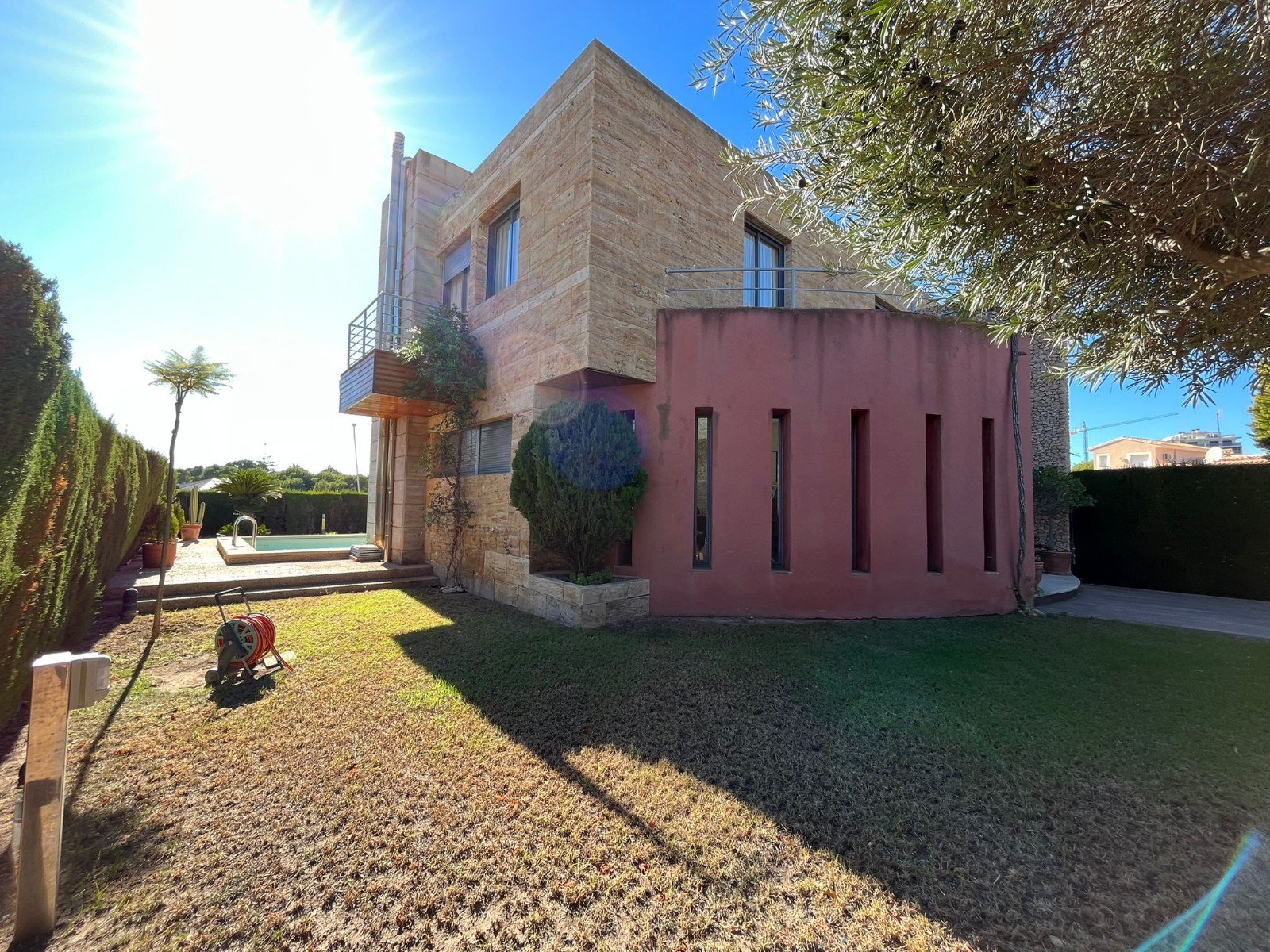   This Four Bedroom South Facing Detached Villa in Dehesa de Campoamor, is located just a five minute drive from supermarkets and only a two minute...