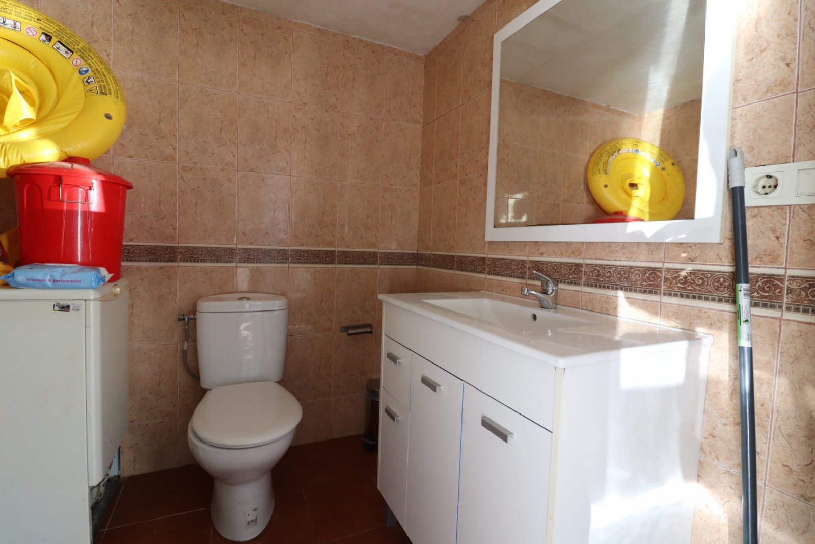   This South Facing, Three Bedroom, Detached Villa in El Saladar, is located in a well-known residential area on the outskirts of Almoradí town, wh...
