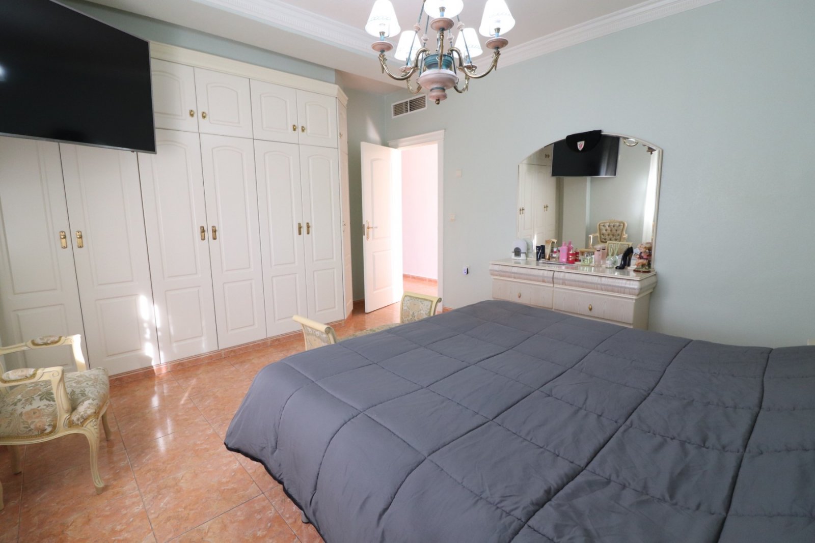   This South Facing, Three Bedroom, Detached Villa in El Saladar, is located in a well-known residential area on the outskirts of Almoradí town, wh...