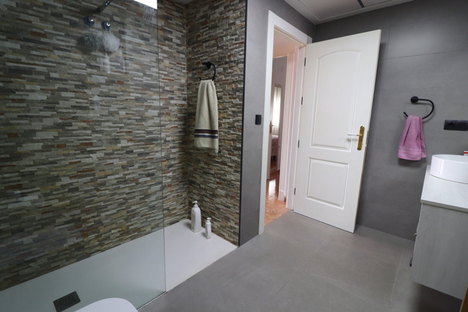   This South Facing, Three Bedroom, Detached Villa in El Saladar, is located in a well-known residential area on the outskirts of Almoradí town, wh...