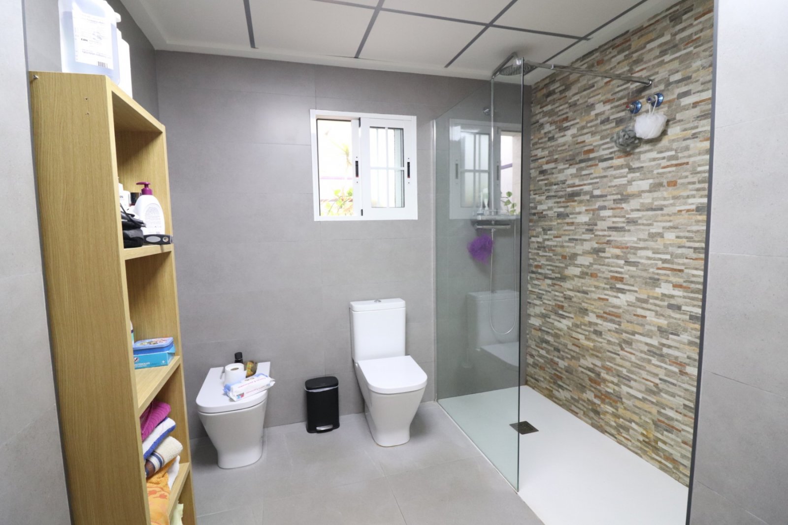   This South Facing, Three Bedroom, Detached Villa in El Saladar, is located in a well-known residential area on the outskirts of Almoradí town, wh...