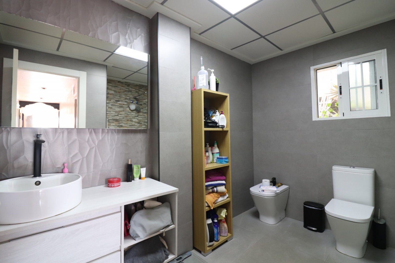   This South Facing, Three Bedroom, Detached Villa in El Saladar, is located in a well-known residential area on the outskirts of Almoradí town, wh...