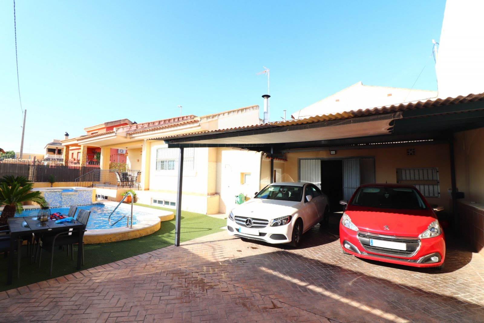   This South Facing, Three Bedroom, Detached Villa in El Saladar, is located in a well-known residential area on the outskirts of Almoradí town, wh...