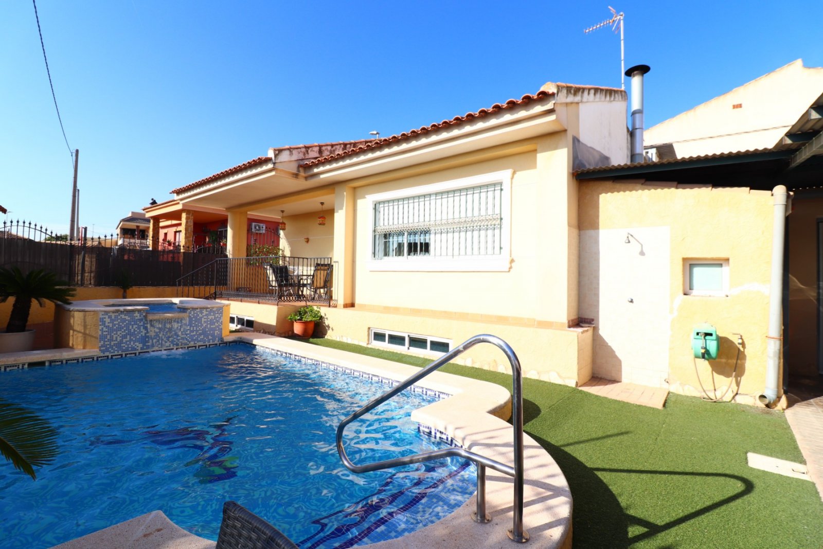  This South Facing, Three Bedroom, Detached Villa in El Saladar, is located in a well-known residential area on the outskirts of Almoradí town, wh...