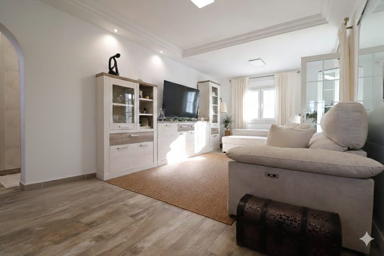   This South East Facing, Four Bedroom, Detached Villa in Las Filipinas, is located overlooking a green area of trees and bushes, in a highly desir...