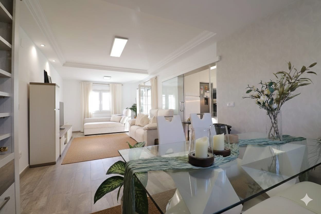   This South East Facing, Four Bedroom, Detached Villa in Las Filipinas, is located overlooking a green area of trees and bushes, in a highly desir...