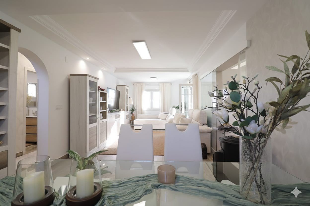   This South East Facing, Four Bedroom, Detached Villa in Las Filipinas, is located overlooking a green area of trees and bushes, in a highly desir...