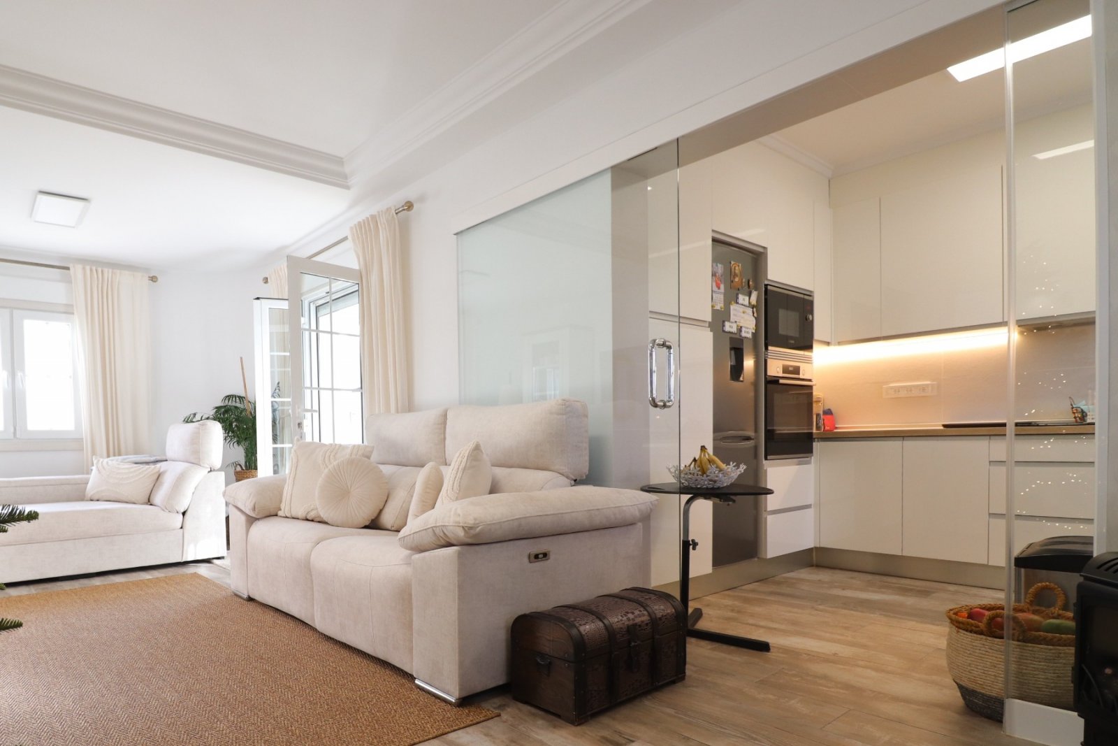   This South East Facing, Four Bedroom, Detached Villa in Las Filipinas, is located overlooking a green area of trees and bushes, in a highly desir...