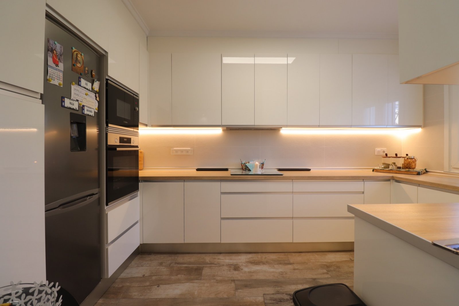   This South East Facing, Four Bedroom, Detached Villa in Las Filipinas, is located overlooking a green area of trees and bushes, in a highly desir...