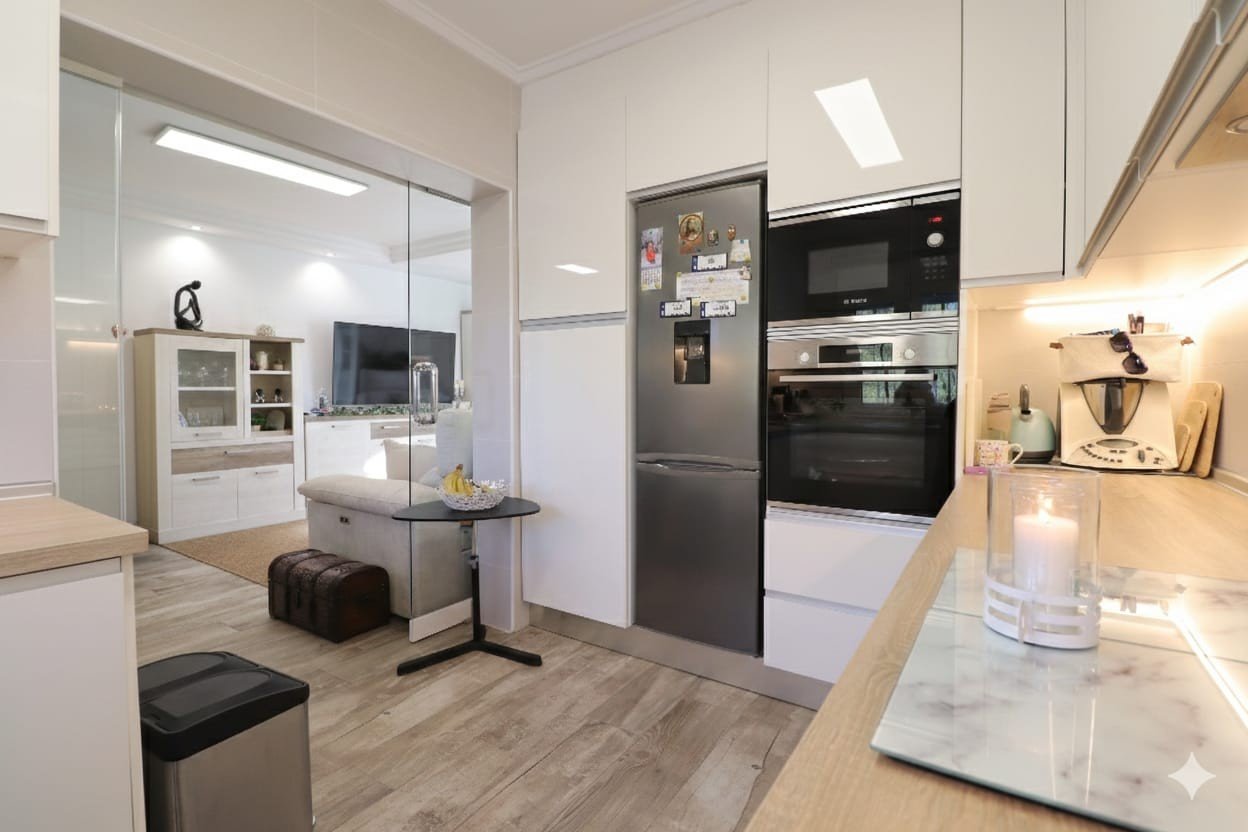   This South East Facing, Four Bedroom, Detached Villa in Las Filipinas, is located overlooking a green area of trees and bushes, in a highly desir...