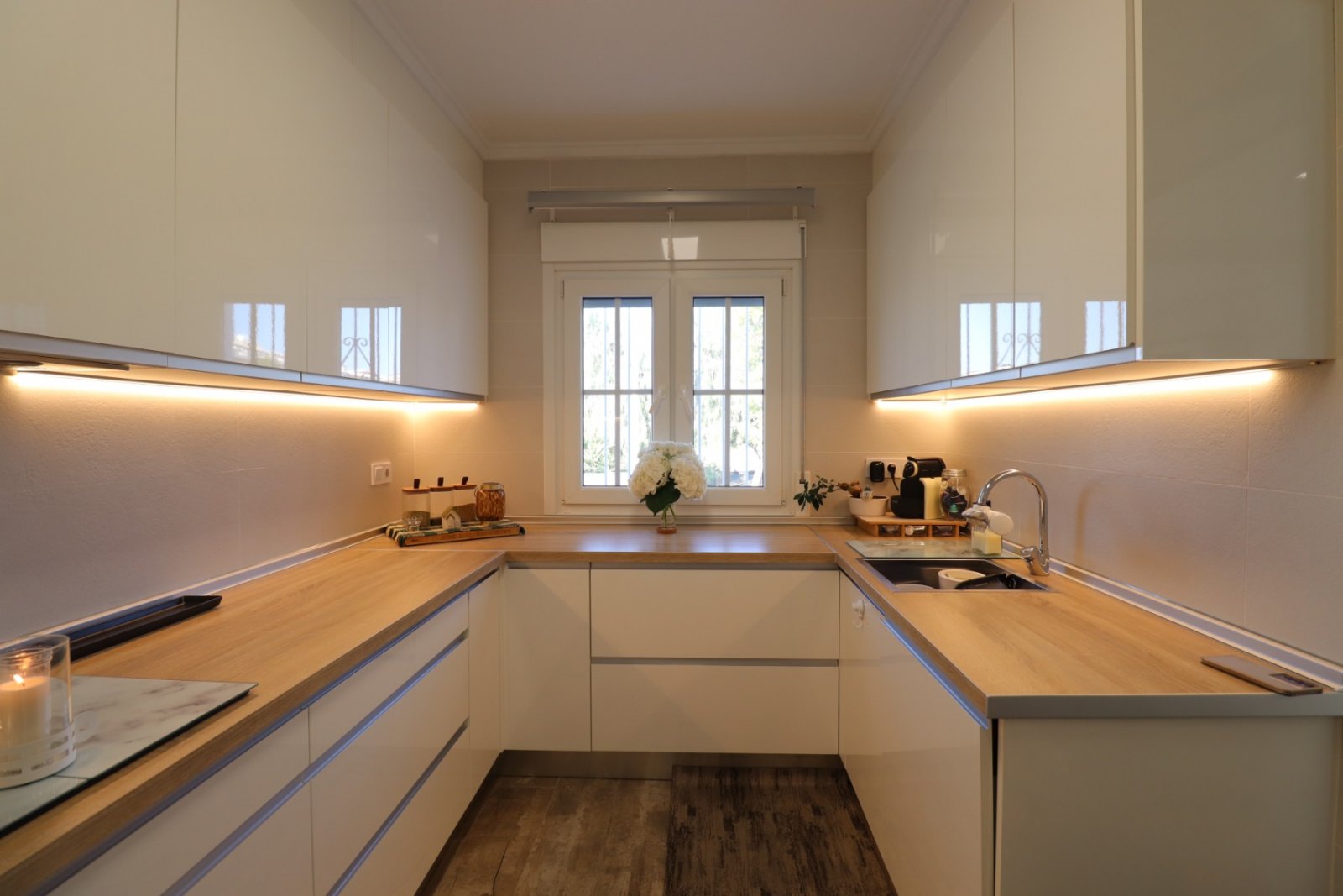   This South East Facing, Four Bedroom, Detached Villa in Las Filipinas, is located overlooking a green area of trees and bushes, in a highly desir...