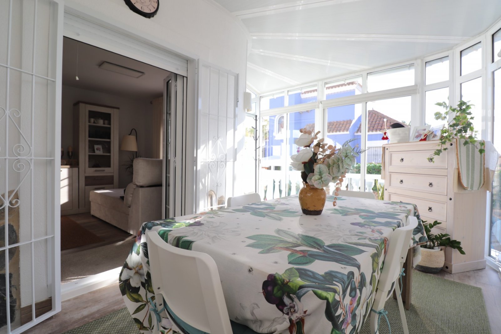   This South East Facing, Four Bedroom, Detached Villa in Las Filipinas, is located overlooking a green area of trees and bushes, in a highly desir...