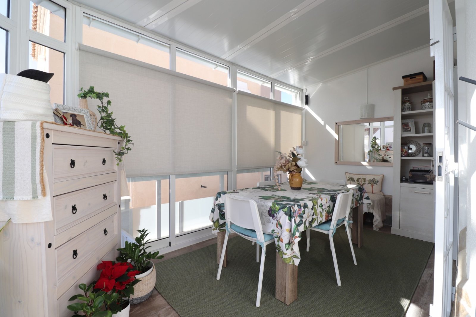   This South East Facing, Four Bedroom, Detached Villa in Las Filipinas, is located overlooking a green area of trees and bushes, in a highly desir...