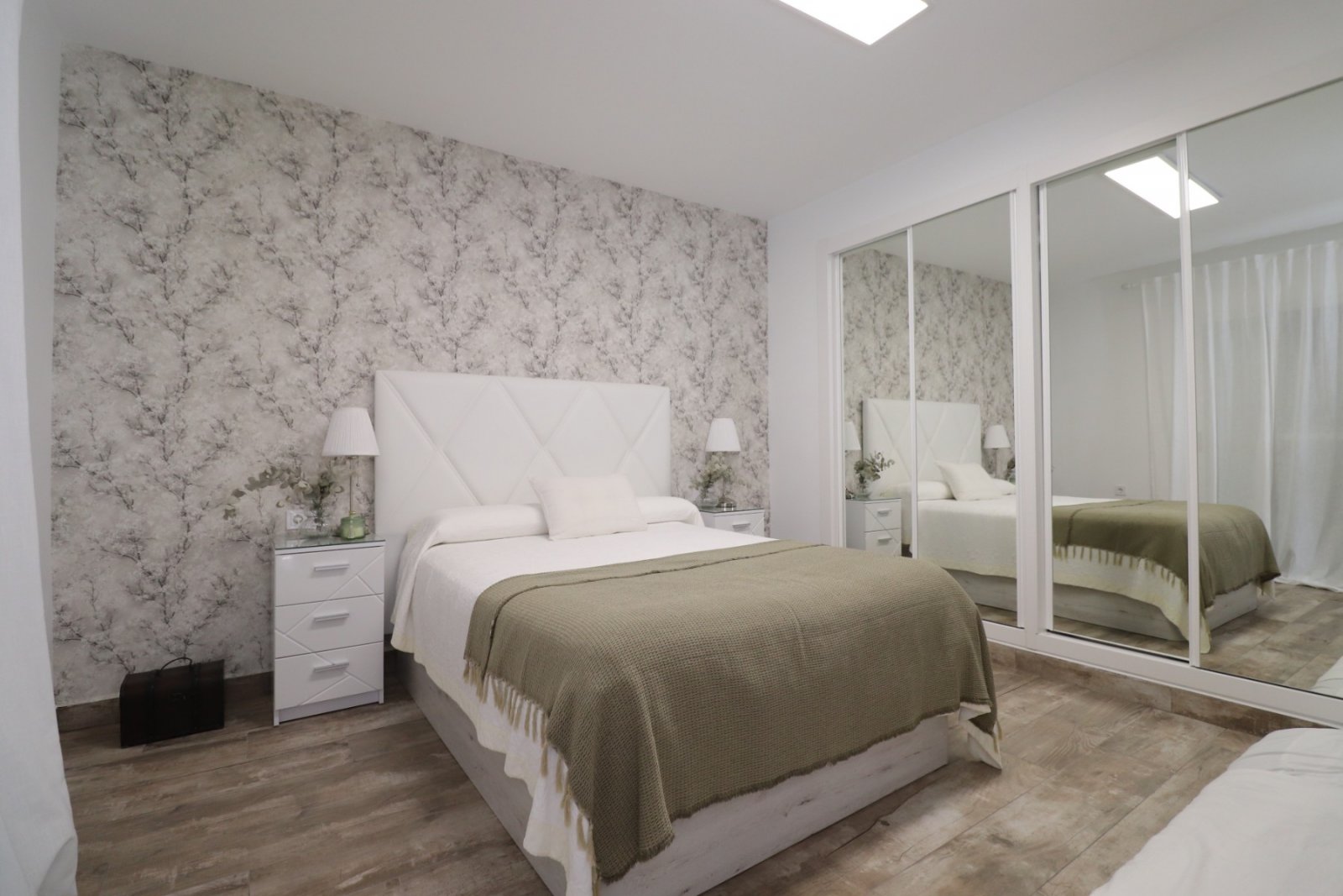   This South East Facing, Four Bedroom, Detached Villa in Las Filipinas, is located overlooking a green area of trees and bushes, in a highly desir...