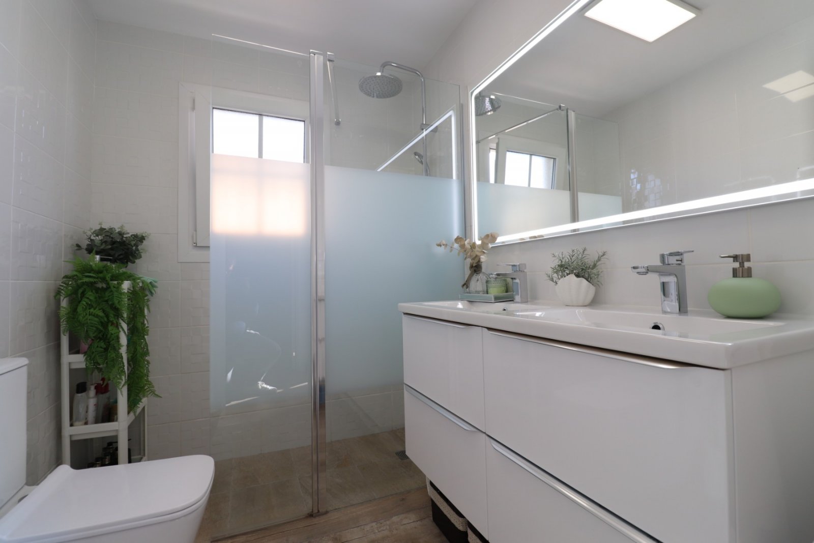   This South East Facing, Four Bedroom, Detached Villa in Las Filipinas, is located overlooking a green area of trees and bushes, in a highly desir...