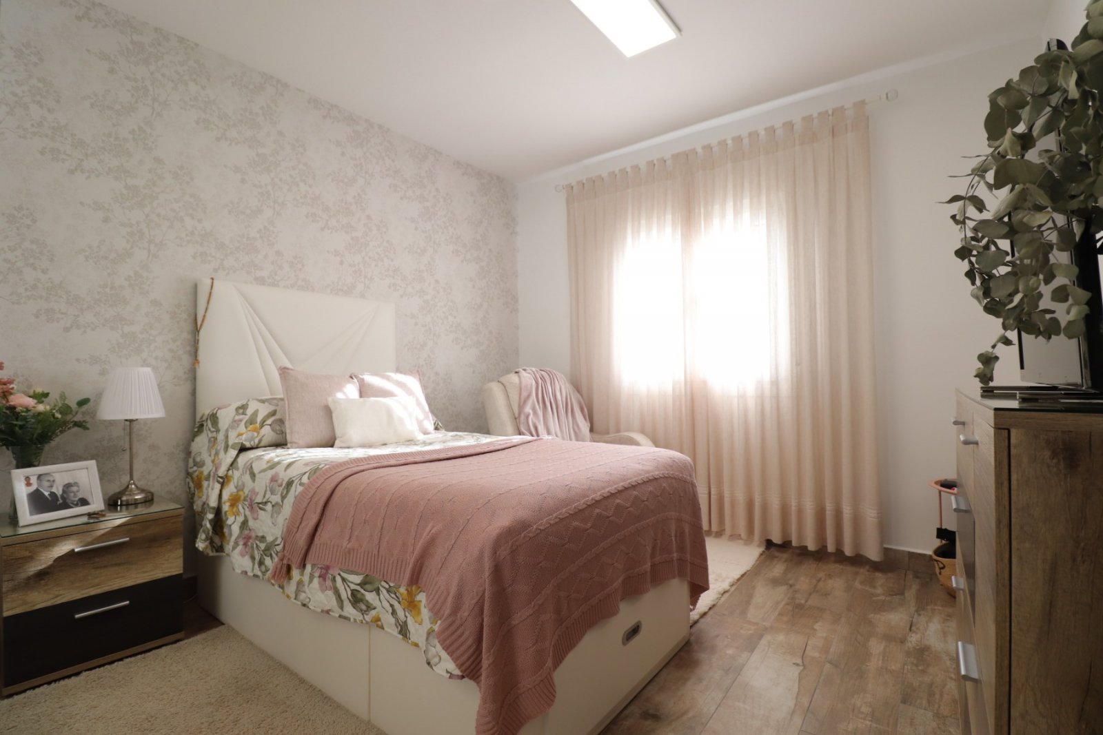   This South East Facing, Four Bedroom, Detached Villa in Las Filipinas, is located overlooking a green area of trees and bushes, in a highly desir...