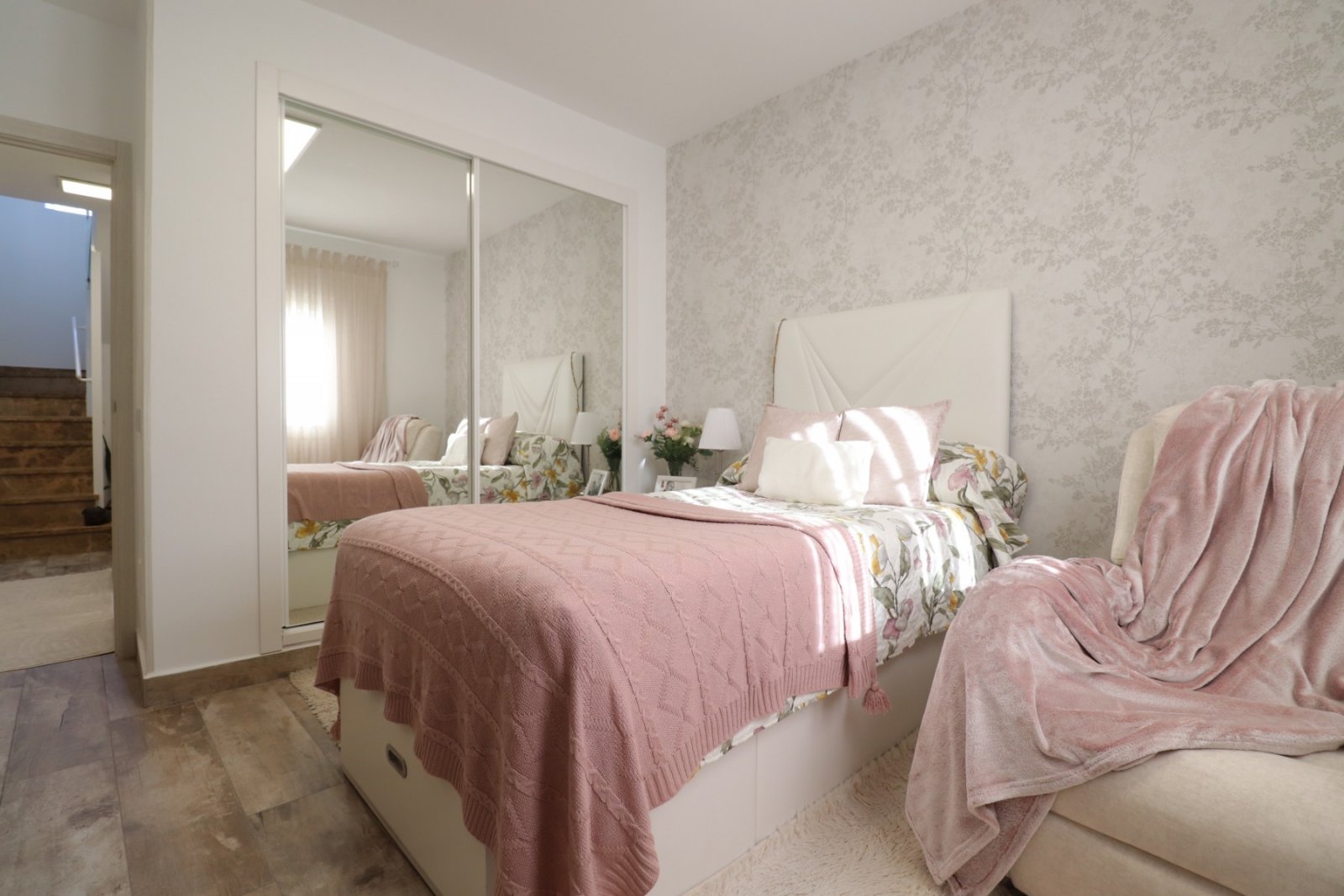   This South East Facing, Four Bedroom, Detached Villa in Las Filipinas, is located overlooking a green area of trees and bushes, in a highly desir...