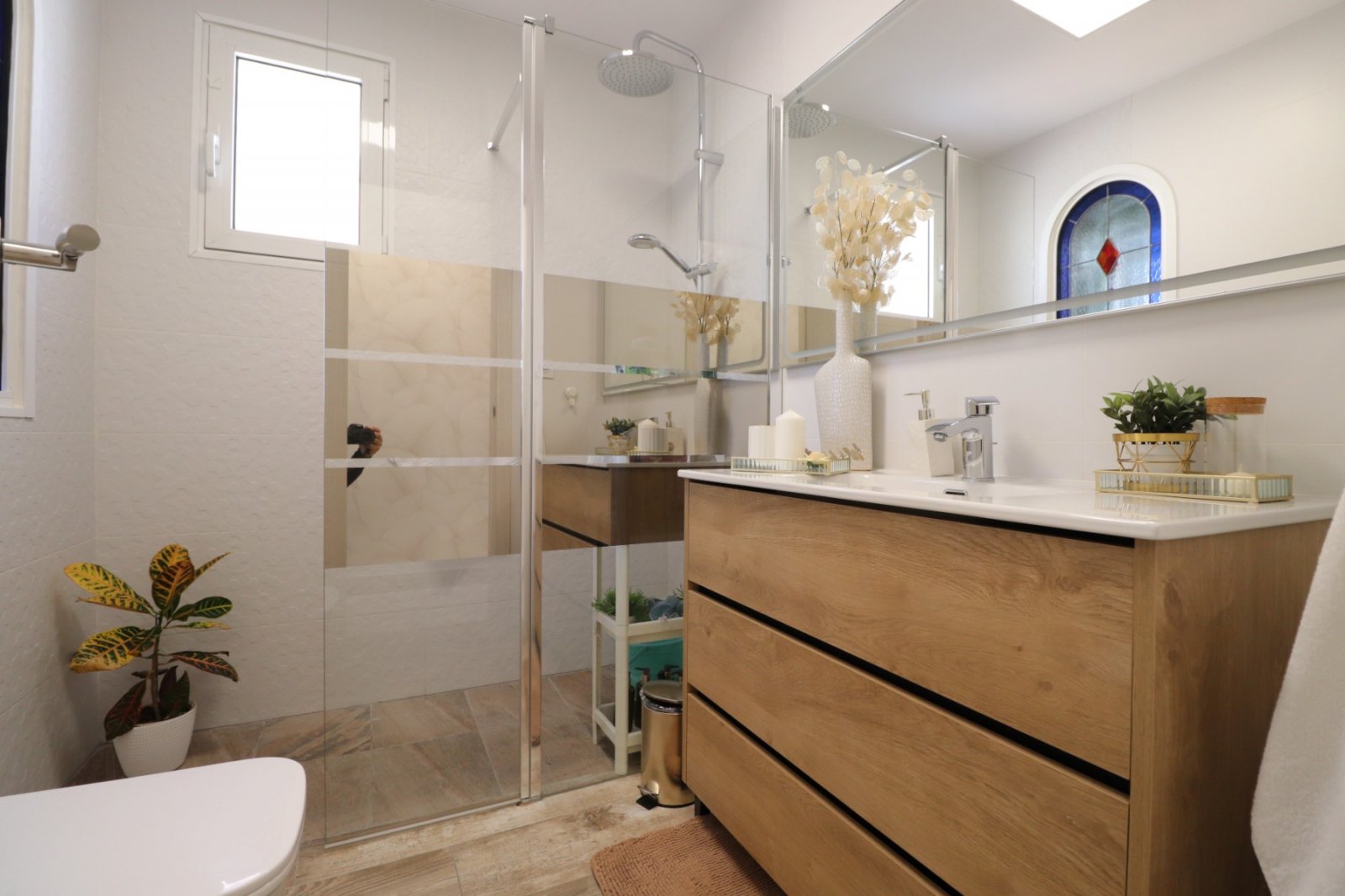   This South East Facing, Four Bedroom, Detached Villa in Las Filipinas, is located overlooking a green area of trees and bushes, in a highly desir...