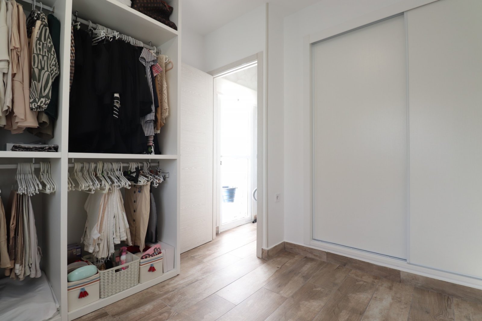   This South East Facing, Four Bedroom, Detached Villa in Las Filipinas, is located overlooking a green area of trees and bushes, in a highly desir...