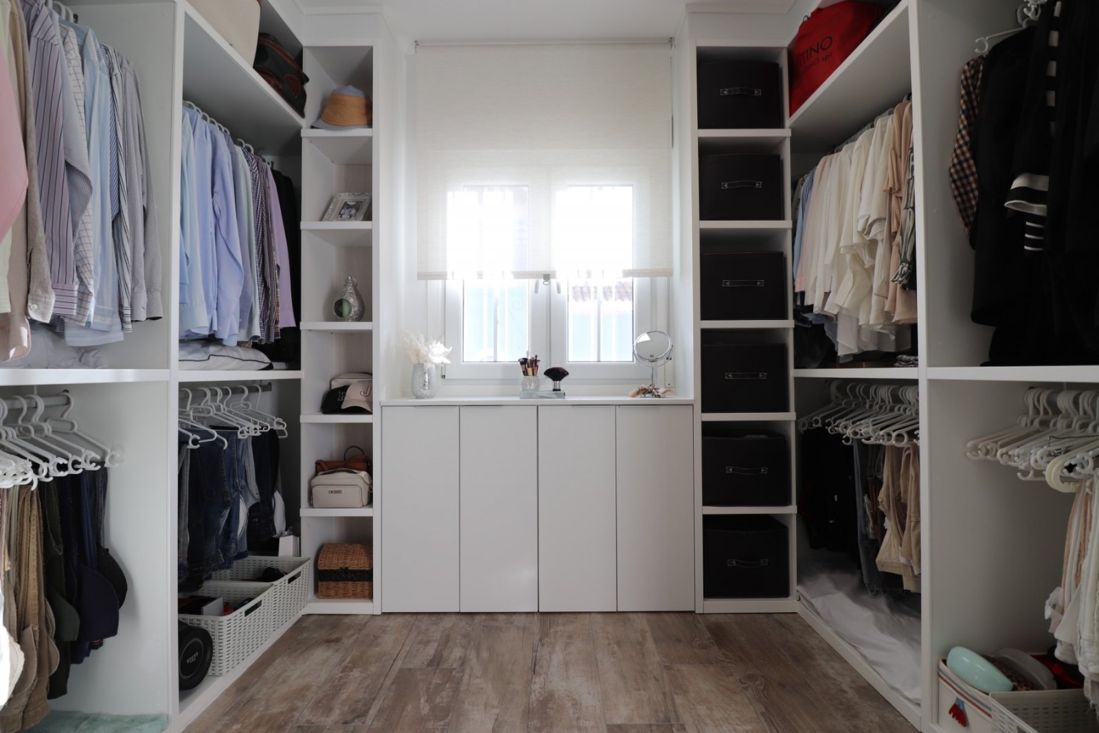   This South East Facing, Four Bedroom, Detached Villa in Las Filipinas, is located overlooking a green area of trees and bushes, in a highly desir...