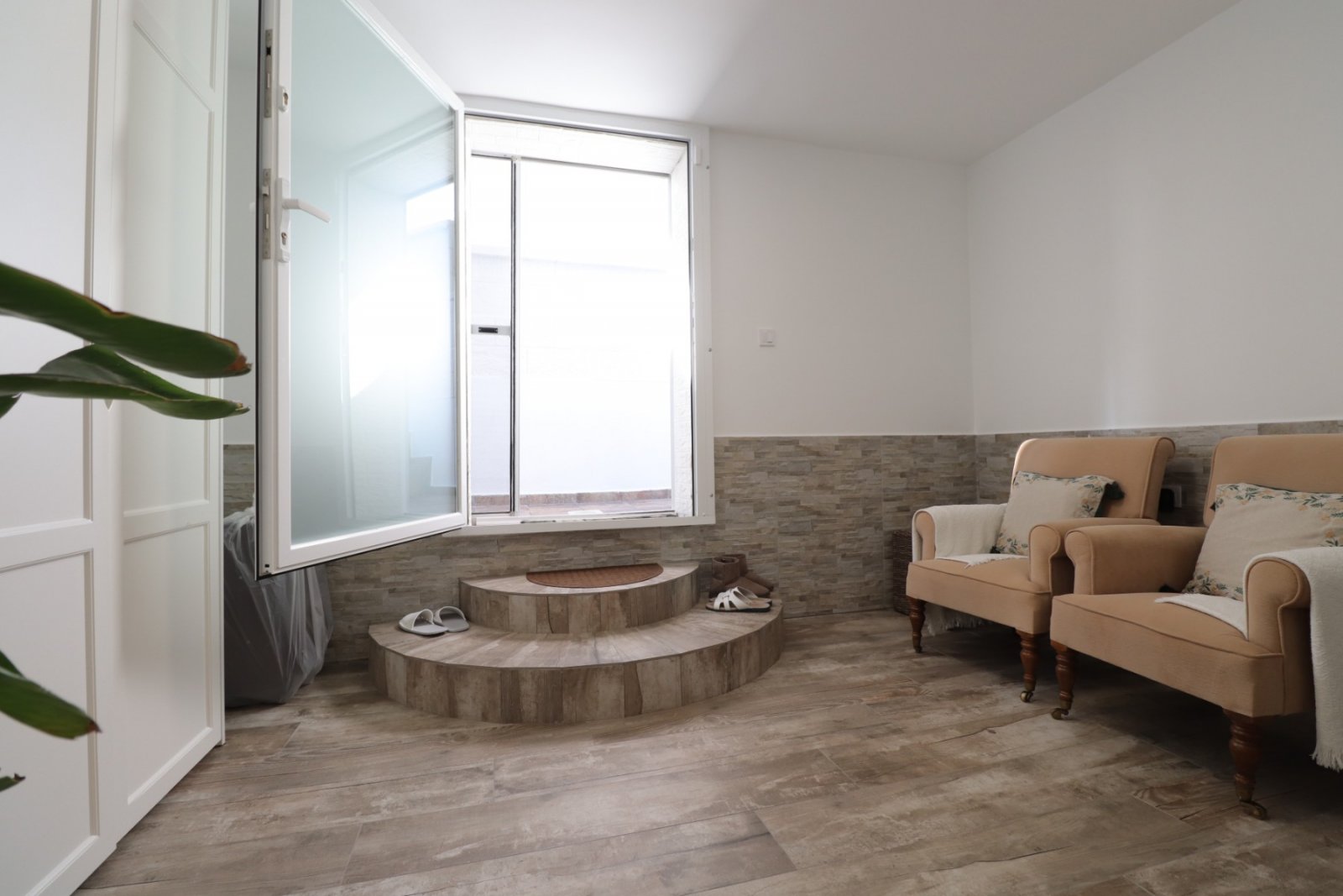   This South East Facing, Four Bedroom, Detached Villa in Las Filipinas, is located overlooking a green area of trees and bushes, in a highly desir...