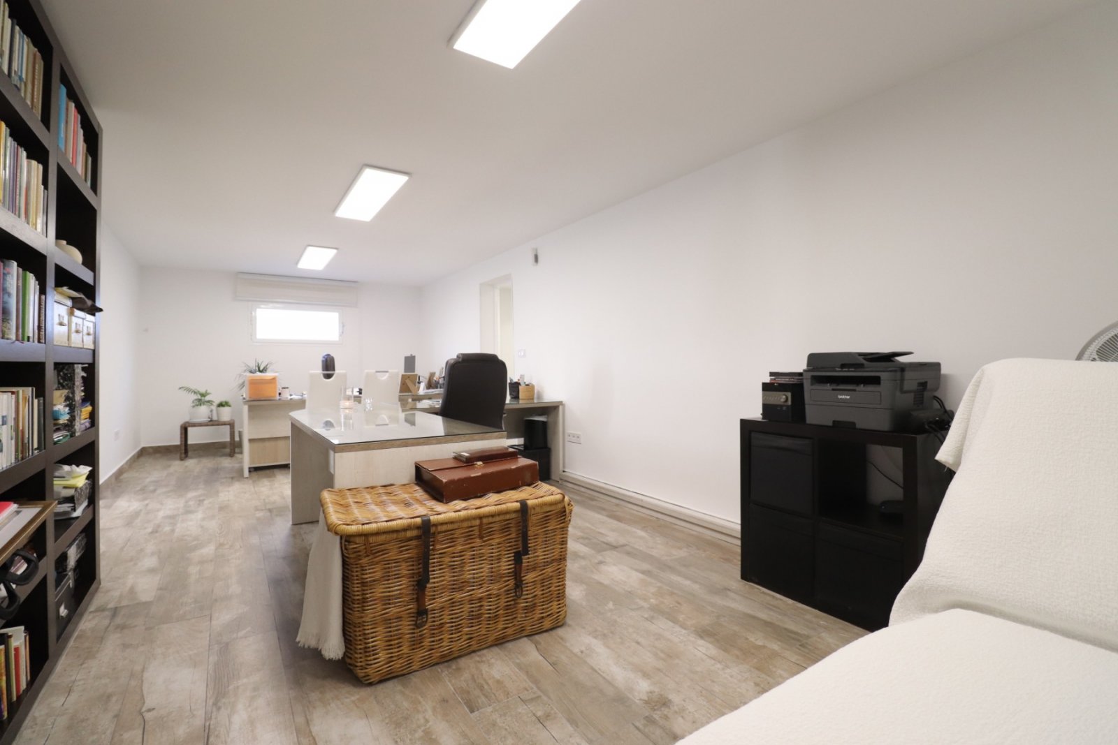   This South East Facing, Four Bedroom, Detached Villa in Las Filipinas, is located overlooking a green area of trees and bushes, in a highly desir...