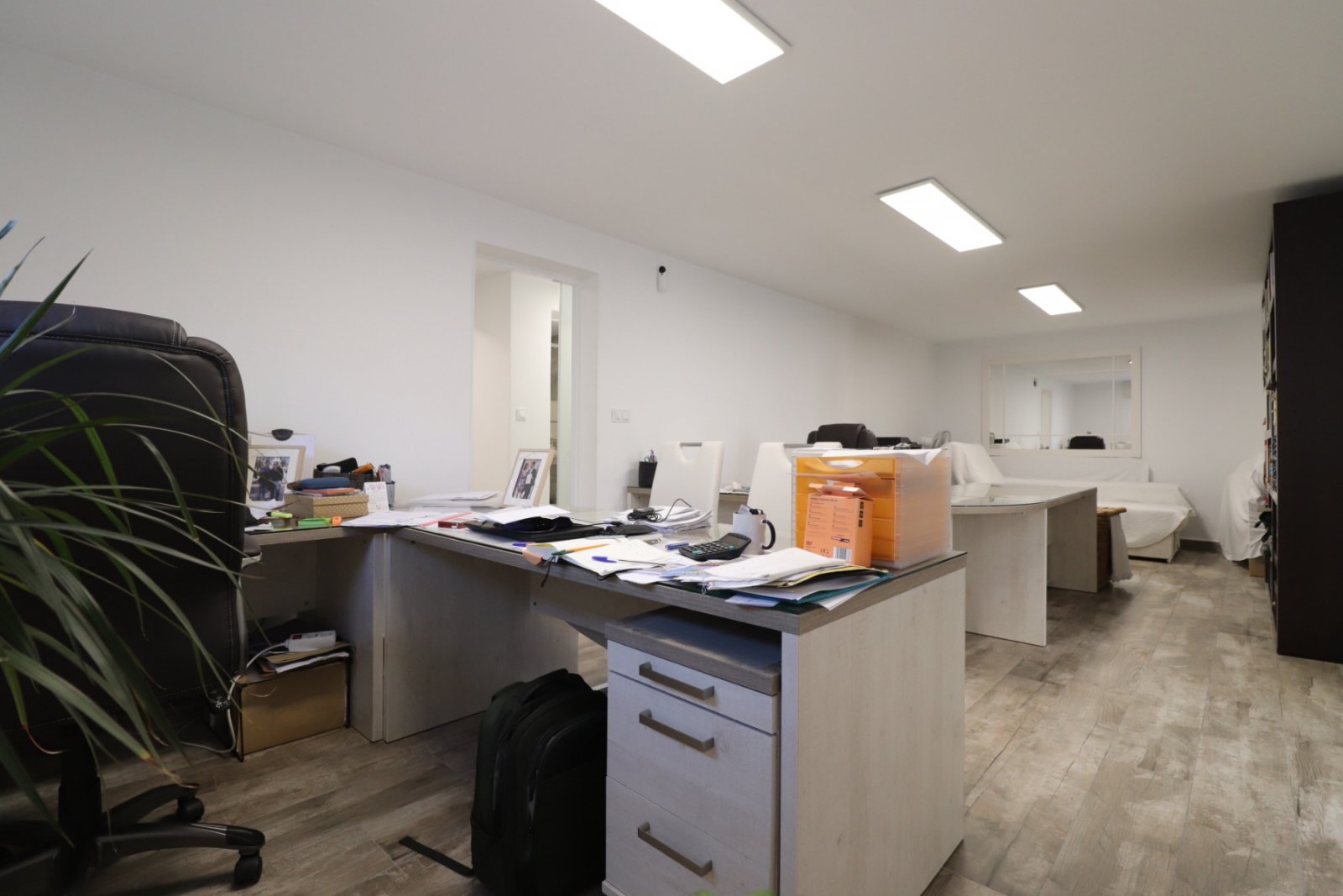   This South East Facing, Four Bedroom, Detached Villa in Las Filipinas, is located overlooking a green area of trees and bushes, in a highly desir...