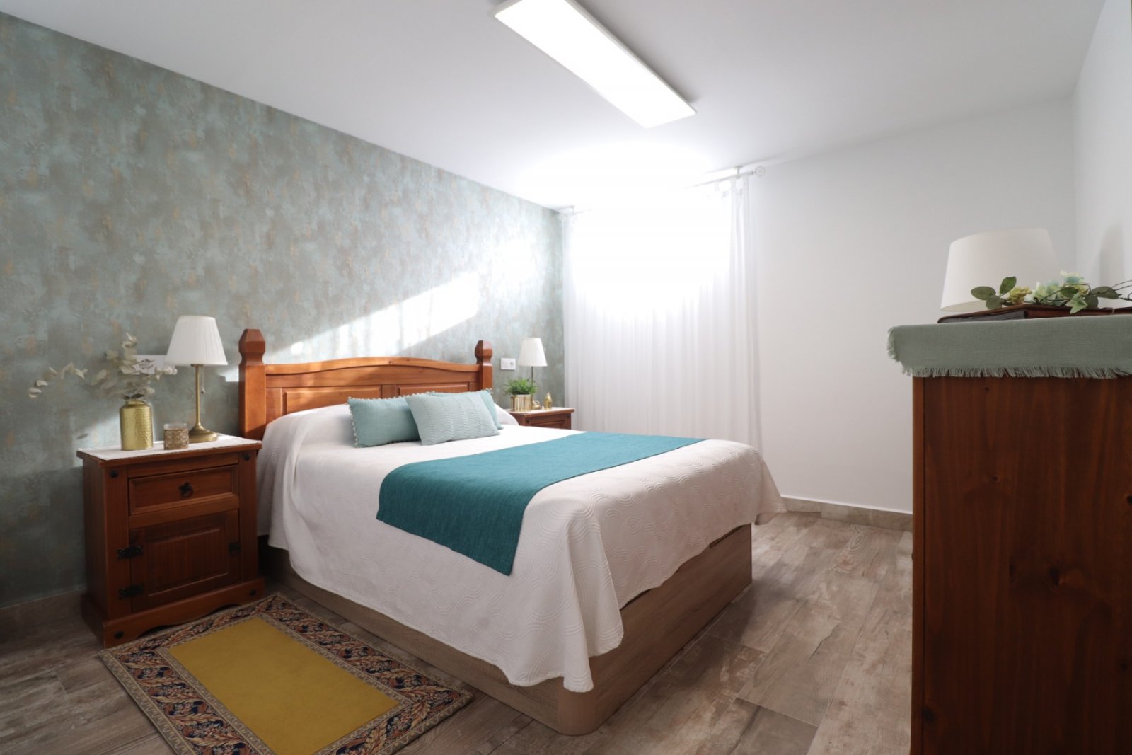   This South East Facing, Four Bedroom, Detached Villa in Las Filipinas, is located overlooking a green area of trees and bushes, in a highly desir...