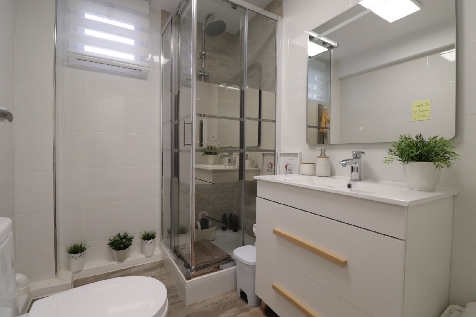   This South East Facing, Four Bedroom, Detached Villa in Las Filipinas, is located overlooking a green area of trees and bushes, in a highly desir...