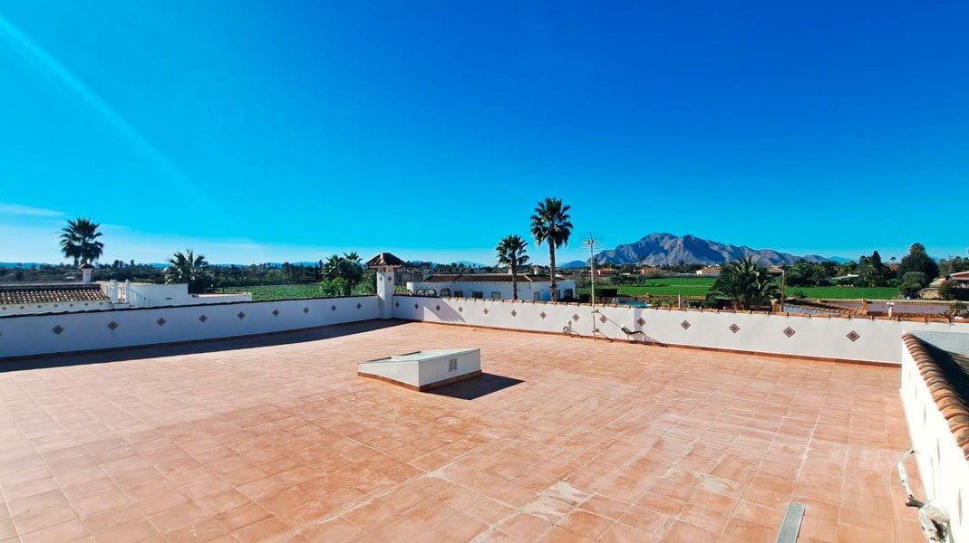   This West Facing, Five Bedroom, Detached Country Villa in Catral, is located in a peaceful setting surrounded by open countryside and mountains, ...