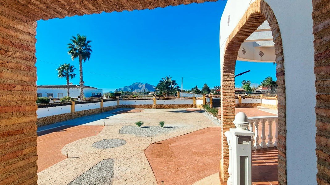   This West Facing, Five Bedroom, Detached Country Villa in Catral, is located in a peaceful setting surrounded by open countryside and mountains, ...