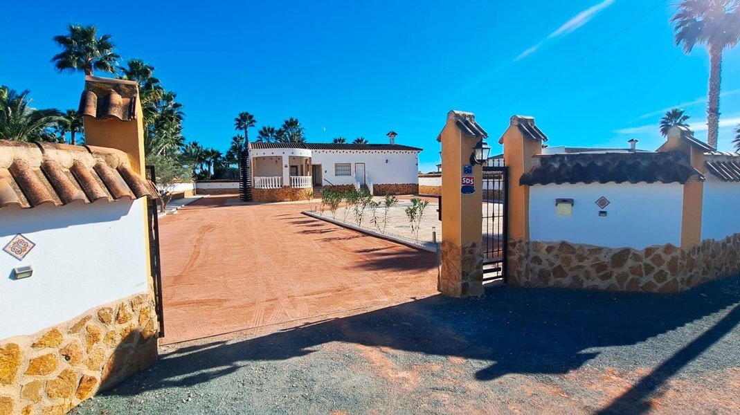   This West Facing, Five Bedroom, Detached Country Villa in Catral, is located in a peaceful setting surrounded by open countryside and mountains, ...