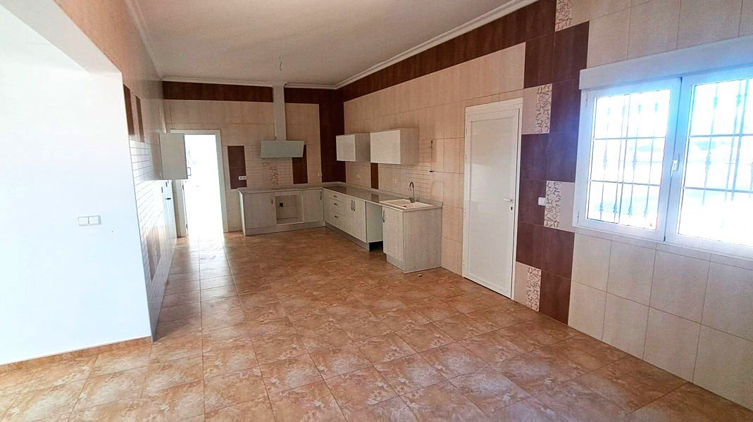   This West Facing, Five Bedroom, Detached Country Villa in Catral, is located in a peaceful setting surrounded by open countryside and mountains, ...