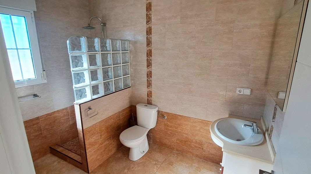   This West Facing, Five Bedroom, Detached Country Villa in Catral, is located in a peaceful setting surrounded by open countryside and mountains, ...