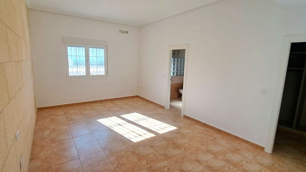   This West Facing, Five Bedroom, Detached Country Villa in Catral, is located in a peaceful setting surrounded by open countryside and mountains, ...